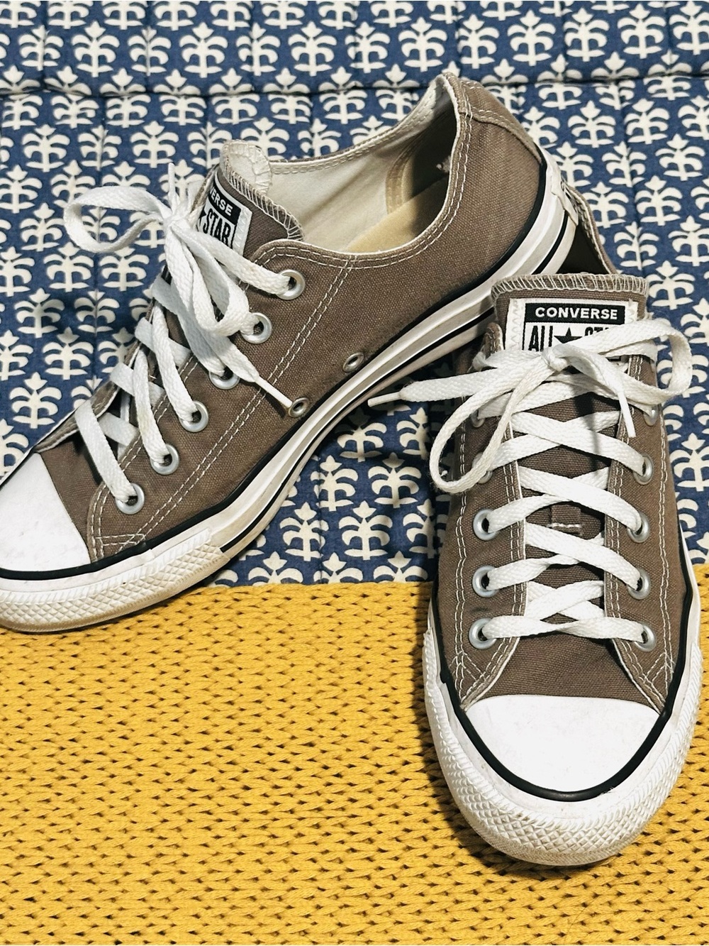 Converse Low Top Sneakers in Gray